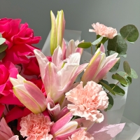 Сборный букет с лилией, розами и диантусами