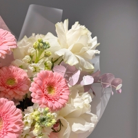 Сборный букет с розой, герберой и маттиолой