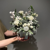 Композиция с нобилисом, диантусами и кустовой хризантемой