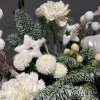 Композиция с нобилисом, диантусами и кустовой хризантемой