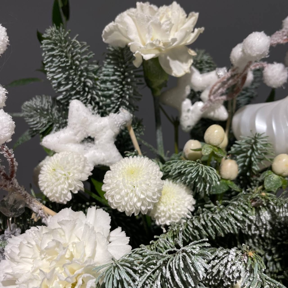 Композиция с нобилисом, диантусами и кустовой хризантемой