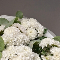 Монобукет из кустовой хризантемы и эвкалипта