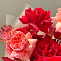 Сборный букет с розой и леукадендроном