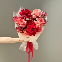 Сборный букет с розой и леукадендроном