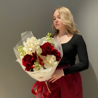 Сборный букет с розой и маттиолой