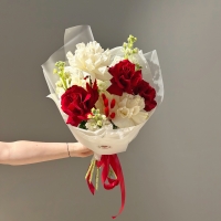 Сборный букет с розой и маттиолой