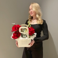 Композиция с розой и маттиолой