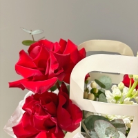 Композиция с розой и маттиолой