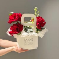 Композиция с розой и маттиолой