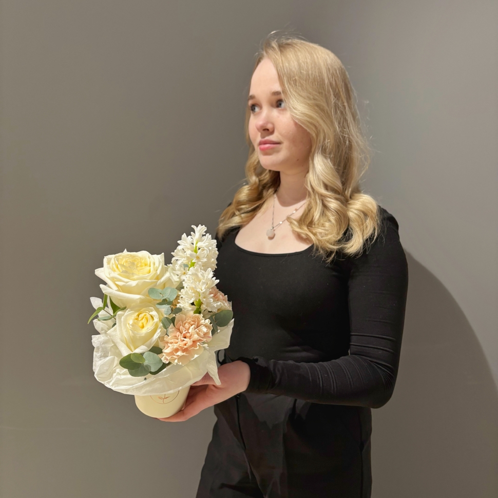 Композиция с розой, диантусом и гиацинтами