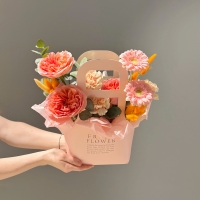 Композиция с пионовидной розой, герберами и диантусами