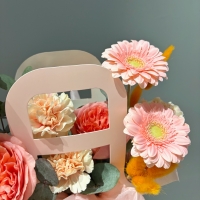 Композиция с пионовидной розой, герберами и диантусами