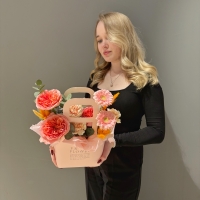 Композиция с пионовидной розой, герберами и диантусами