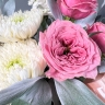 Цветы в стаканчике с розой, рускусом и хризантемой
