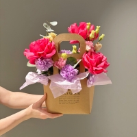 Композиция с розой, эустомой и диантусами