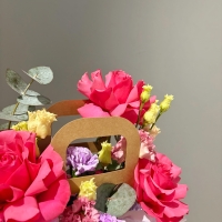 Композиция с розой, эустомой и диантусами