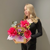 Композиция с розой, эустомой и диантусами