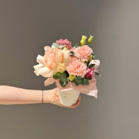 Композиция с розой, эустомой и диантусом