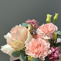 Композиция с розой, эустомой и диантусом