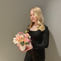 Композиция с розой, эустомой и диантусом