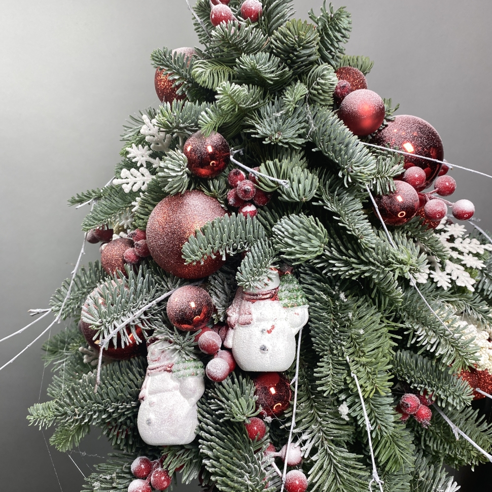 Новогодняя елка из нобилиса с декором "Праздничная"