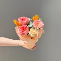 Композиция с пионовидной розой, герберой и диантусом