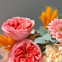 Композиция с пионовидной розой, герберой и диантусом