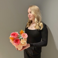 Композиция с пионовидной розой, герберой и диантусом