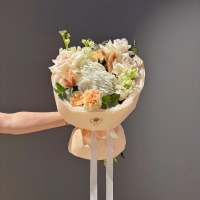 Сборный букет с гортензией, розами и маттиолой