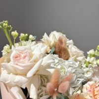 Сборный букет с гортензией, розами и маттиолой