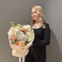 Сборный букет с гортензией, розами и маттиолой