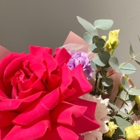 Мини букет с розой и эустомой