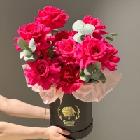 Коробка с вывернутыми розами и эвкалиптом