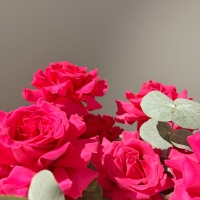 Коробка с вывернутыми розами и эвкалиптом