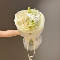 Сборный букет с розой, гортензией и ромашками