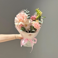 Мини букет с розой, эустомой и диантусом