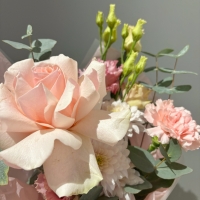 Мини букет с розой, эустомой и диантусом