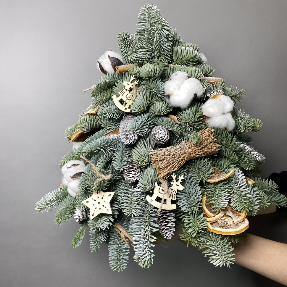 Новогодняя елка из нобилиса с декором "Хлопок"