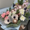Новогодний букет с нобилисом, хризантемой, гвоздикой, анемоном и шарами