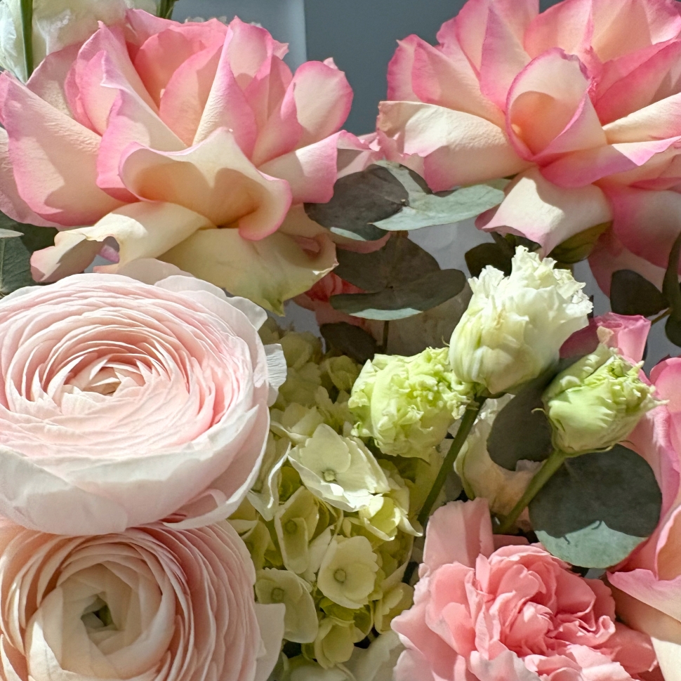 Сборный букет с розой, гортензией и ранункулюсами