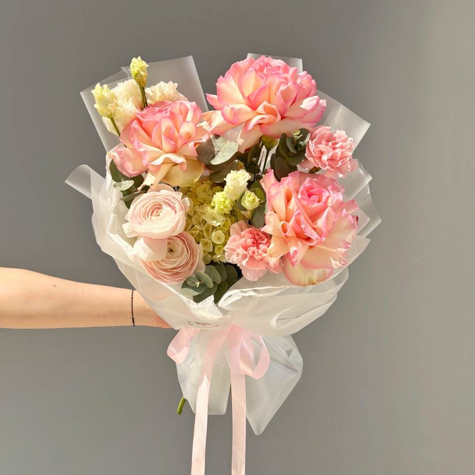 Сборный букет с розой, гортензией и ранункулюсами